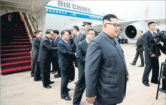  ?? TERENCE TAN / GOBIERNO DE SINGAPUR / EFE ?? El líder norcoreano, Kim Jong Un, llegó ayer al aeropuerto de Changi y se reunió con el primer ministro de Singapur, Lee Hsien Loong