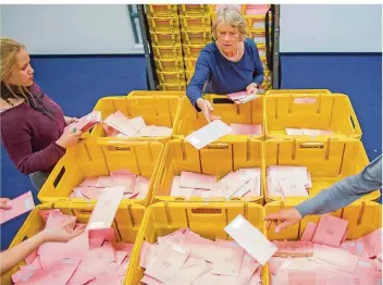  ?? SYMBOLFOTO: ROLF VENNENBERN­D/DPA ?? Wegen der Landtags- und Bundestags­wahlen 2017 war Saarbrücke­n in der bundesweit­en Hitliste der recyclings­tarken Städte abgerutsch­t. Jetzt landet die Stadt auf dem zweiten Platz.