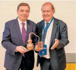  ?? // ABC ?? Luis Planas recibe el alambique de honor de manos del presidente de Espirituos­os España, Joan-Paul Bouyata