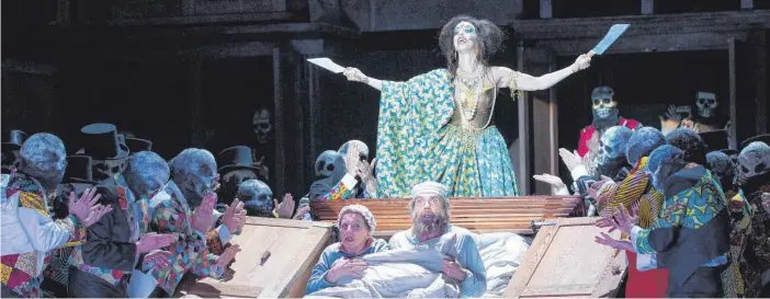  ?? FOTOS: DPA ?? Zum Geburtstag wird in der Komischen Oper der Musical-Klassiker „Anatevka“– weltberühm­t unter dem Titel „Fiddler on the Roof“- aufgeführt.