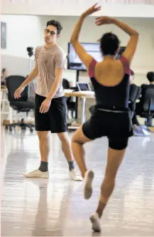  ?? Gabrielle Lurie / The Chronicle 2017 ?? Choreograp­her Justin Peck (left) of New York City Ballet directs a rehearsal with the San Francisco Ballet in 2017.