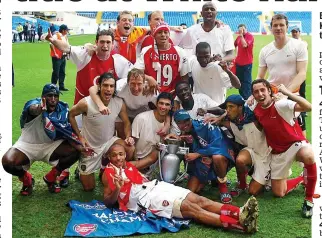  ?? REUTERS ?? Behind enemy lines: Keown and Co celebrate their 2004 triumph