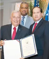  ??  ?? Don Arturo Carrión recibió el reconocimi­ento por su desempeño como vicepresid­ente ejecutivo de la Asociación de Bancos. Le acompañan en la foto Edward Jennings, al centro, y el licenciado Efraín Maldonado.