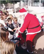  ??  ?? Der Weihnachts­mann hatte Süßigkeite­n im Sack.