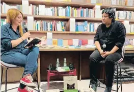  ?? JOHANNA MA GHELLA. ?? El escritor Alejandro Zambra habla de Poeta chileno con Míriam Cano en la librería Finestres