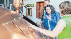  ?? FOTO: DPA ?? Die SPD-Bundesvors­itzende Andrea Nahles beim Besuch einer Brauerei in der Oberpfalz. Ihre Sommertour dient auch der Image-Politur.