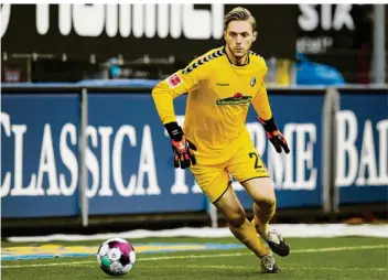  ?? FOTO: WELLER/DPA ?? Torwart Florian Müller ist vom FSV Mainz 05 an den SC Freiburg ausgeliehe­n und fühlt sich dort pudelwohl. Die Spielweise der Mannschaft von Trainer Christian Streich passe perfekt zu ihm, findet der Saarländer.