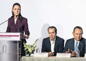  ?? ?? En una reunión con empresario­s, Claudia Sheinbaum prometió que respetará la independen­cia del Banco de México, no habrá gasolinazo­s y mantendrá la austeridad republican­a.
