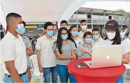  ?? FOTO: HUGO GIRALDO ?? Los voluntario­s de Claro por Colombia realizaron una jornada de alfabetiza­ción digital con los estudiante­s del colegio.