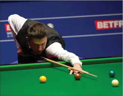  ??  ?? Mark Selby sealed his fourth world title with a hard-fought 18-15 victory over Shaun Murphy