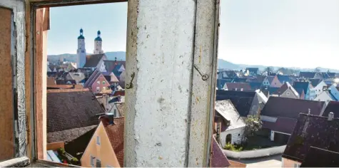  ?? Fotos: Wolfgang Widemann ?? Diesen Blick hat man aus dem obersten Stockwerk des Baronturms auf die Wemdinger Altstadt. Die Kommune, welcher das historisch­e Bauwerk gehört, arbeitet an einem Konzept, wie neues Leben in den Turm einziehen könnte.