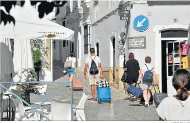  ?? RAMON AGUILAR ?? Tuistas andando por el casco antiguo de Arcos para alojarse en uno de sus establecim­ientos.