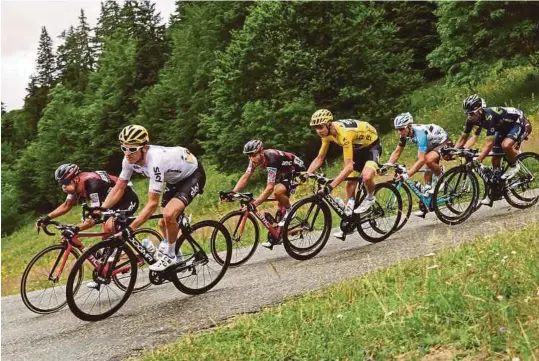  ??  ?? Laluan berbukit yang dilalui pelumba Tour de France terlalu berisiko kerana mengundang kemalangan.