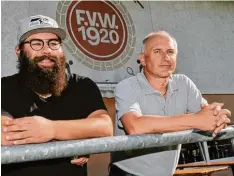  ?? Foto: Roland Furthmair ?? Sie haben weiter Spaß am Fußball: Trainer Reinhold Steinbrech­er (rechts) und der stellvertr­etende Abteilungs­leiter Christophe­r Ruf.