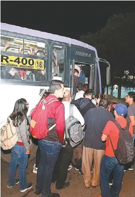  ?? RAÚL PALACIOS ?? Hubo largas filas tras reanudar el servicio.