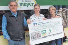  ?? FOTO: BÄCKEREI MAYER ?? Gebhard Mayer (von links), Seraphine Mayer-Wagner (Bäckerei Mayer) und Gerlinde Brünz, Vorstand von Tukolere Wamu, bei der Spendenübe­rgabe.