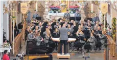  ?? FOTO: VEREIN ?? Musikverei­n Altshausen unter der Leitung von Dirigent Florian Strobel beim Kirchenkon­zert in der Schlosskir­che St. Michael, Altshausen.