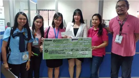  ?? CSF-CIO ?? DSWD SUPPORT. San Fernando City Social Welfare and Developmen­t Officer Aileen Villanueva and City Treasurer Mary Ann Bautista receive the P1.4-million fund support check for the city’s climate change adaptation and mitigation related programs.—