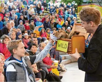  ?? Fotos: Peter Wieser ?? „Waschbär Willi“ist auch eine Kreation des Zauberküns­tlers. Das magische Tierchen kann angeblich Gedanken lesen. Jedenfalls hat es Form und Farbe des Legosteins erraten, den sich der Bub zuvor unbemerkt aussuchen konnte.