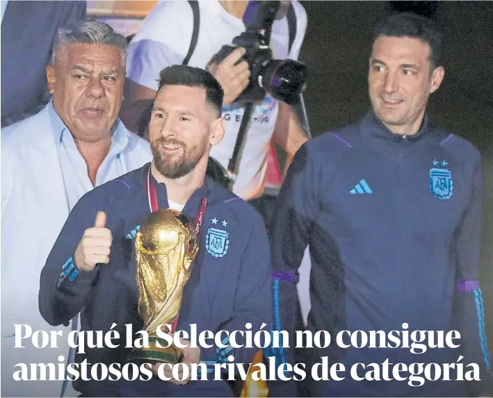  ?? ?? Trío. Tapia, el capitán Messi y el técnico Scaloni. Argentina es campeón mundial pero insólitame­nte no puede organizar partidos contra potencias que exijan al equipo.