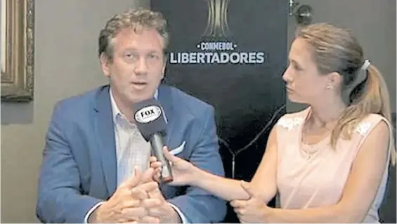  ??  ?? Postergaci­ón. El titular de la Conmebol, Alejandro Domínguez, anunciando por TV la suspensión sin fecha de la superfinal de la Libertador­es.