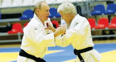  ??  ?? Judo Il presidente russo Vladimir Putin, 66 anni, si allena con Natalia Kuzyutina, 29 anni, campioness­a di judo
