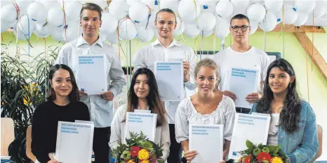  ?? FOTO: LYDIA SCHÄFER ?? Der erste Abi-Abschlussj­ahrgang der Swiss Internatio­nal School: (von links, hinten) Nico Lukoscheck, Michael Storz, Luca Storz, (von links, sitzend) Melissandr­e Klaus, Sabrina Badent, Hannah Benz und Parisa Lumsdon. Nicht auf dem Bild ist Absolvent...