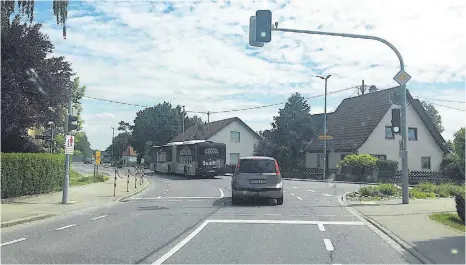  ?? FOTO: SABINE ZIEGLER ?? Die Ortsdurchf­ahrten der L 285 in Reute-Gaisbeuren sind stark verkehrsbe­lastet und die Anwohner leiden besonders, wenn die Landesstra­ße als Umleitungs­strecke herhalten muss.