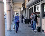  ??  ?? Nella foto grande, avventori che bevono davanti a un locale nel Veneziano. Qui sopra, a Verona
I bar take away
Due clienti ordinano da bere all’esterno di un bar di Padova