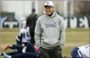  ?? MARK HUMPHREY — THE ASSOCIATED PRESS ?? Tennessee Titans defensive coordinato­r Dick LeBeau watches as players warm up during an NFL football practice Wednesday in Nashville, Tenn.