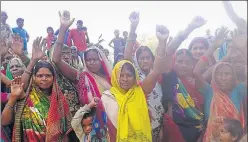  ?? HT PHOTO ?? ▪ Women staging protest against sale of liquor in Bastaura village of Ballia. With the launch of antiliquor campaign, Ballia has set the trend in the region.