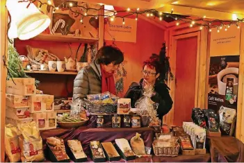  ?? RP-FOTO: JOACHIM PREUSS ?? Der kleine, aber feine Nikolausma­rkt in Hösel zaubert immer eine besondere Atmosphäre herbei. Der verkaufsof­fene Sonntag darf in diesem Jahr stattfinde­n.