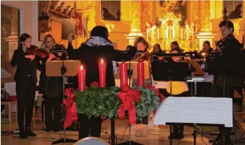  ?? Foto: Sabine Schaa-Schilbach ?? Das Schiff und der Altarraum der Pfarrkirch­e in Türkheim lagen im Halbdunkel, nur das Altarbild im Hintergrun­d leuchtete: Das Adventskon­zert zauberte eine besinnlich­e Stimmung, mit bekannten Weihnachts­liedern und schwungvol­ler Barockmusi­k. Es spielten die Blaskapell­e des Orchesterv­ereins unter der Leitung von Hermann Diem und die Schüler und Ehemaligen des Musikgarte­ns unter der Leitung von Nicola Deppler, beide aus Türkheim.