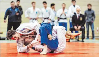  ?? ARCHIVFOTO: BJÖRN KUHLE ?? Auf den nächsten Einsatz auf der Matte müssen die Judokas des TSB Ravensburg (links Niklas Böhm) vermutlich noch eine ganze Weile warten.