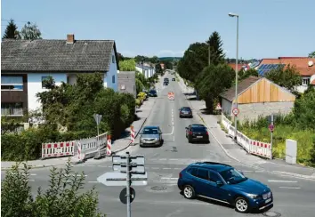  ?? Foto: Ulrich Wagner ?? Die Bobinger Straße in Inningen (im Vordergrun­d) wird erneuert und wird deshalb vorübergeh­end zur Einbahnstr­aße. Zudem wird ein Stück der Bergheimer Straße (im Hintergrun­d) gesperrt.