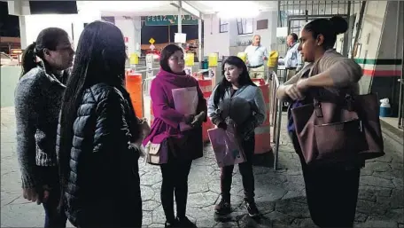  ?? Molly Hennessy-Fiske Los Angeles Times ?? LINDA RIVAS, right, an advocate for migrants, assists Enma Hernandez, center, and other pregnant migrants in Ciudad Juarez, Mexico.