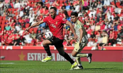  ?? ?? Vedat Muriqi controla un balón durante el encuentro que disputó el Mallorca frente al Granada.