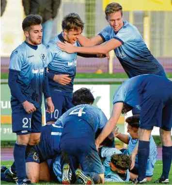  ?? Foto: Horst Hörger ?? Es dauerte unnötig lange, bis die Spieler des TSV Neu Ulm im Gipfeltref­fen der Bezirkslig­a den längst fälligen Führungs und Sieg treffer gegen den SV Tiefenbach feiern konnten.