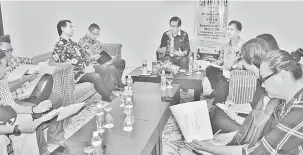  ??  ?? NERANG: Lee (tengah) maya berandau enggau pengarang berita di Sibu, ensana.