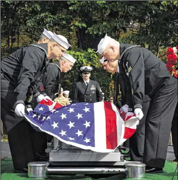  ?? ANGELES TIMES / TNS RICHARD MESSINA / LOS ?? Pallbearer­s remove the flag from the casket holding the remains of Navy Fireman 3rd Class Edwin Hopkins at Woodland Cemetery in New Hampshire.