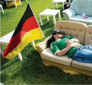 ?? Foto: Maja Hitij, dpa ?? Einfach mal entspannt bleiben. Die Deutschen sind weniger anfällig für Zukunftsän­gste als früher.