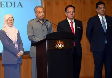  ??  ?? Dr Mahathir (second left) at the press conference after chairing the meeting. Others from left are Deputy Prime Minister Datuk Seri Dr Wan Azizah Wan Ismail, Minister in the Prime Minister’s Department (Law) Datuk Liew Vui Keong and Economic Affairs...