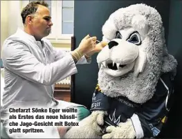  ??  ?? Chefarzt Sönke Eger wollte als Erstes das neue hässliche Jago-Gesicht mit Botox glatt spritzen.