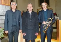  ?? Foto: Johanna Eberhardt ?? Klaus Ortler, Reinhard Eberhardt und Jonas Hillenmeye­r (von links) präsentier­ten Musik und Texte vom Rieser Heimatdich­ter Michel Eberhardt in der Nördlinger Spi talkirche.