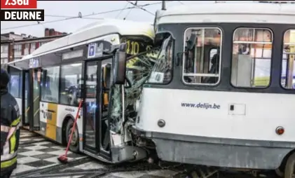  ??  ?? • Tram 10 botst frontaal op bus 410 in Deurne. 22 mensen raken gewond.
FOTO BFM