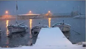  ?? (Photo Luc Boutria) ?? À Hyères, la neige s’est invitée sur le port...