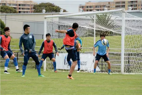  ?? Pete Nowakowski/Flickr, CC BY ?? Entraîneme­nt en Chine avant un match comptant pour la ligue des Champions d'Asie.