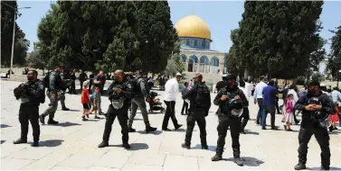  ?? (Ammar Awad/Reuters) ?? SECURITY FORCES guard the safety of Jewish visitors to the Temple Mount during Tisha Be’av, on Sunday.