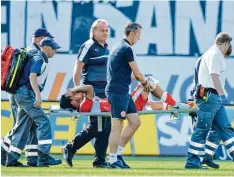  ?? Foto: Jan Huebner, dpa ?? Schmerzmit­tel spielen eine große Rolle im Fußball. Wie gefährlich deren Einnahme bei Verletzung ist, darüber ist nun eine Diskussion entbrannt.