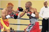  ?? Pictures: ALAN EASON ?? BLOOD AND GUTS: Simpiwe Konkco, right, squares off with Filipino Joey Canoy at the Orient Theatre in East London.